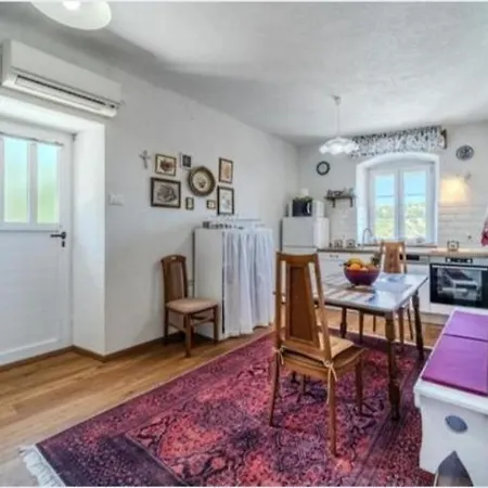 Bunica House Nerezisca